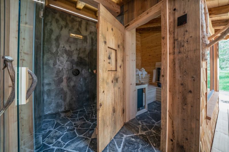 Aussendusche und Saunahütte