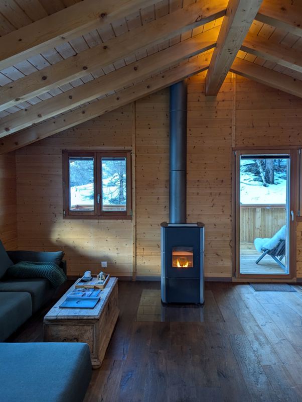 Das Wohnzimmer des Chalet Adler mit Kaminofen 