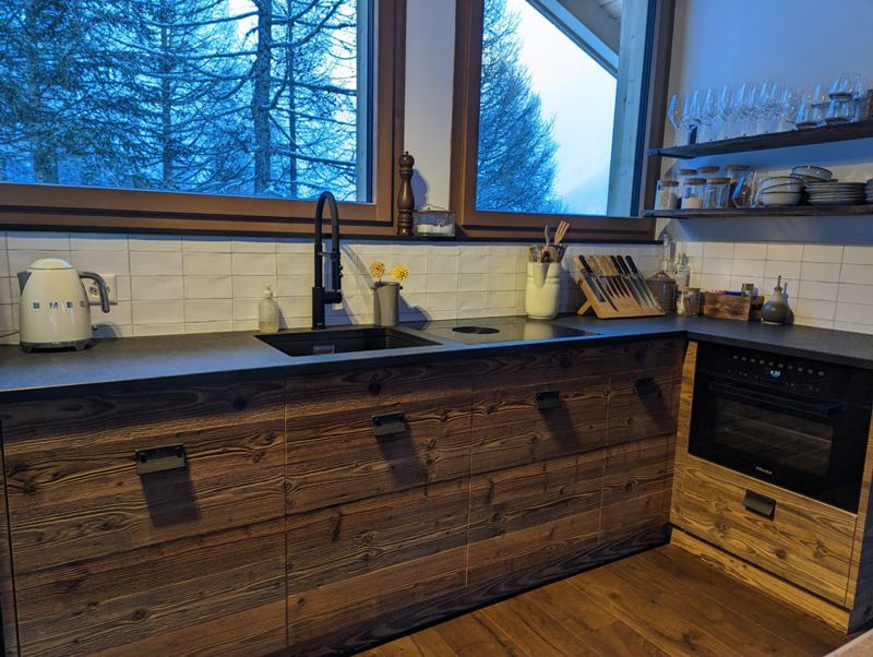 Die Küche aus Massivholz mit hochwertigen Elektrogeräten