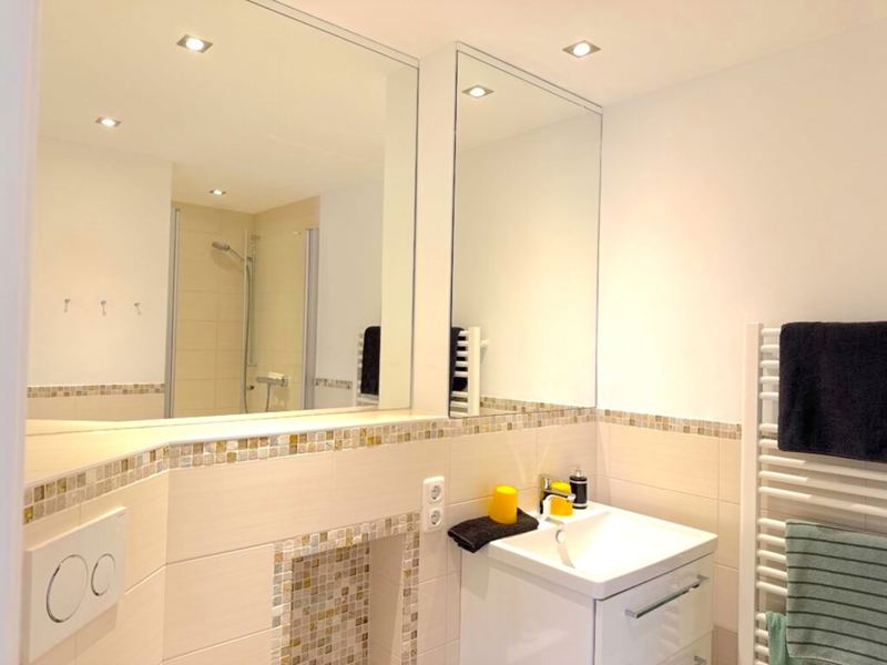 Das moderne Badezimmer in der Pension 
