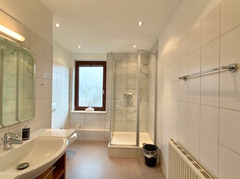 Helles Tageslichtbad mit Dusche in der Pension Stick in Wenningstedt