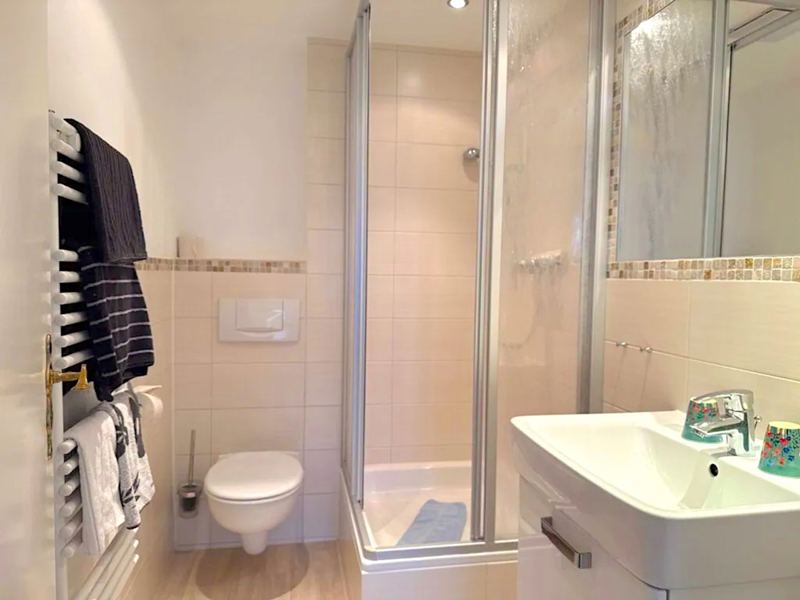 Das helle und moderne Duschbad zu dem Doppelzimmer in der Pension Stick