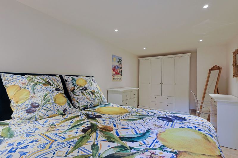 Schlafzimmer 3 mit Doppelbett und angrenzendem Duschbad