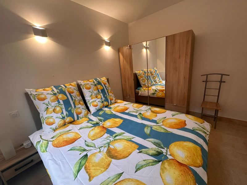 Schlafzimmer 1 mit Doppelbett und angrenzendem Duschbad