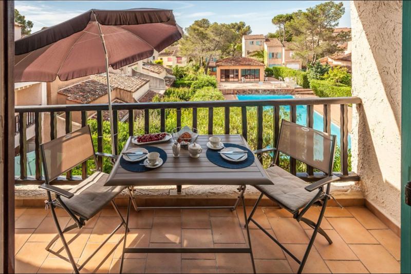 Balkon untere Etage angrenzend zum Wohnzimmer mit Blick auf den Pool