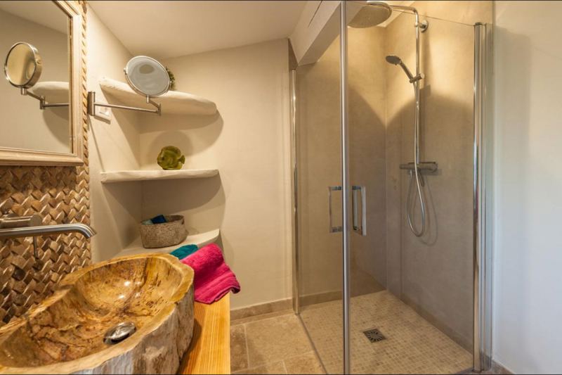 Hochwertiges Duschbad in der oberen Etage