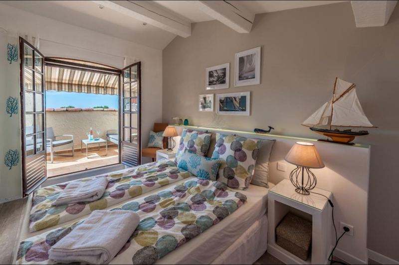 Schlafzimmer mit Zugang zur oberen Terrasse mit Meerblick