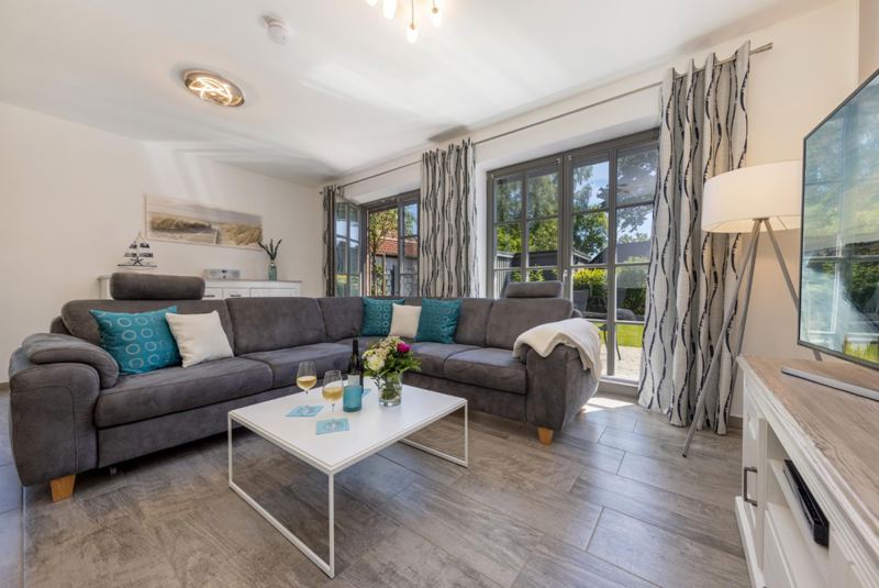 Wohnzimmer mit Zugang zur Terrasse