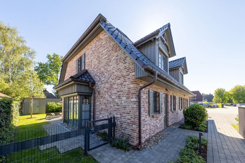 Seitenansicht des Ferienhaus Küstenglück - Grundstück eingezäunt