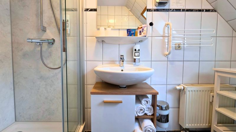 Duschbad inkl. Handtüchern & Pflegeprodukten