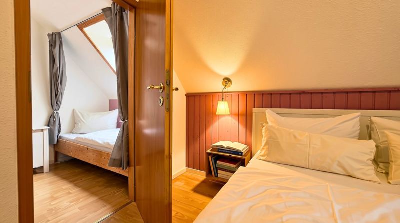 Schlafzimmer mit Doppelbett