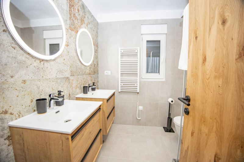 Das moderne Badezimmer im Penthouse Helena