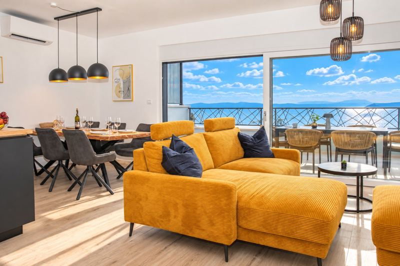 Der neue und moderne Wohnbereich mit Meerblick