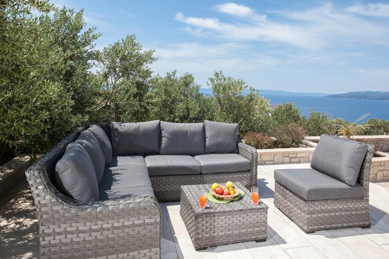 Loungemöbel laden zum Relaxen ein - Meerblick inklusive