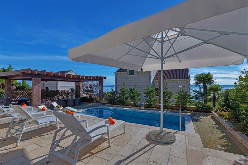 Swimmingpool und Hauptterrasse