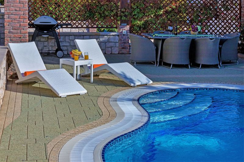 Pool und Sonnenliegen