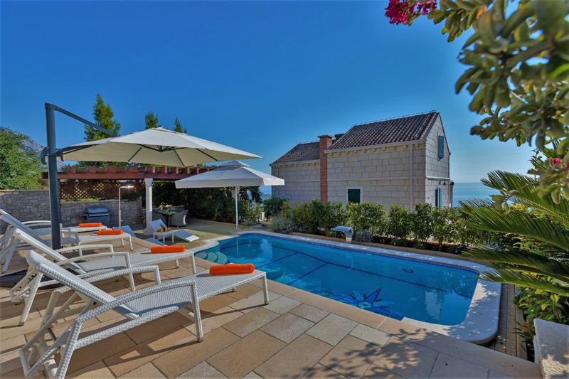 Sonnenliegen und Sonnenschirm laden zum relaxen ein