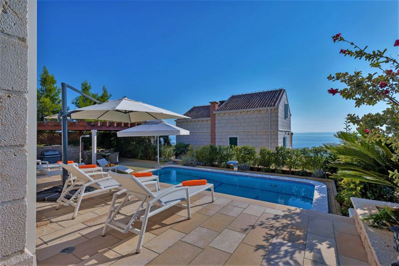 Die Terrasse mit Pool und Meerblick