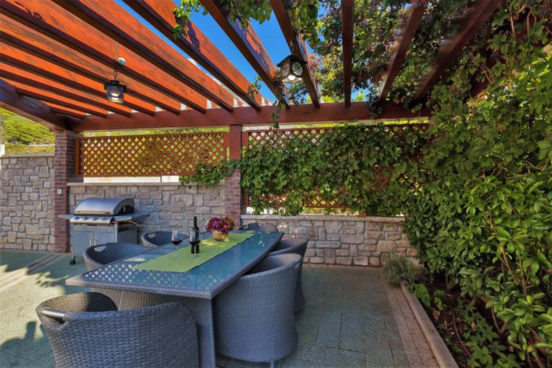 Ein Gasgrill und Gartenmöbel für einen perfekten Grillabend