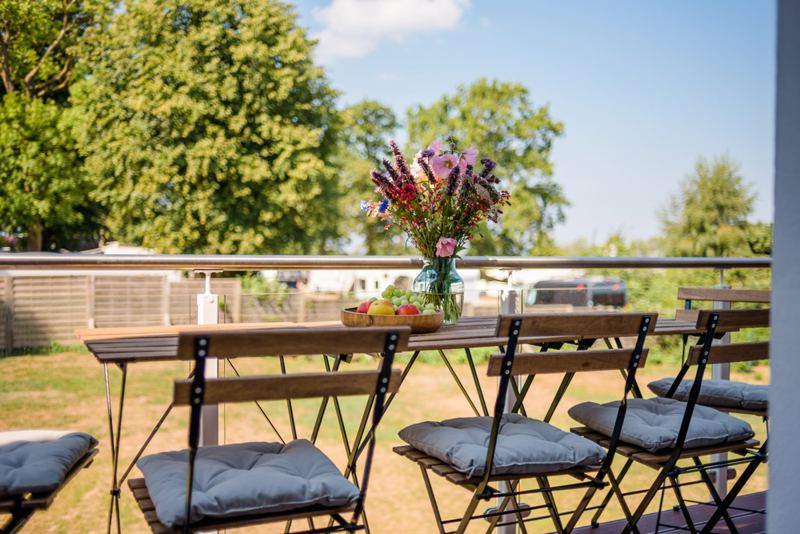 Möblierter Balkon (kein Grill)
