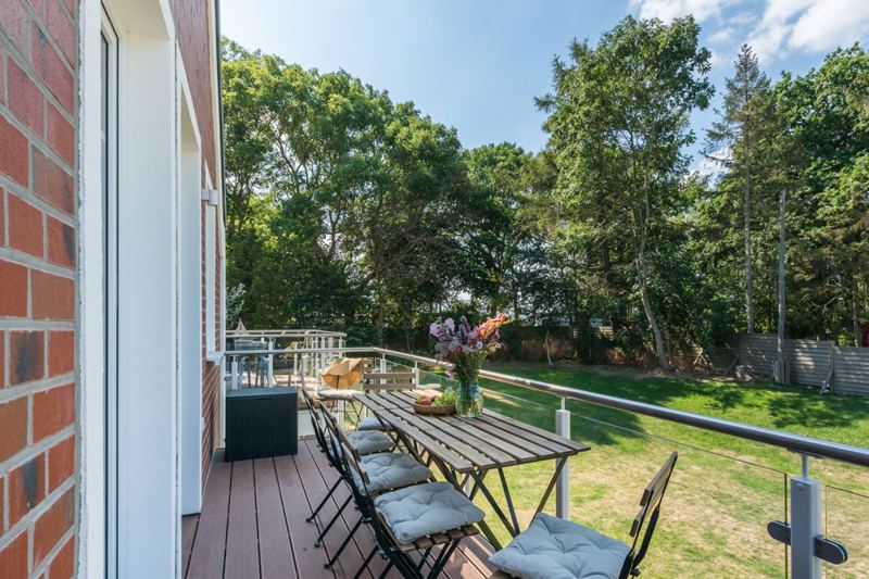 Möblierter Balkon (kein Grill)