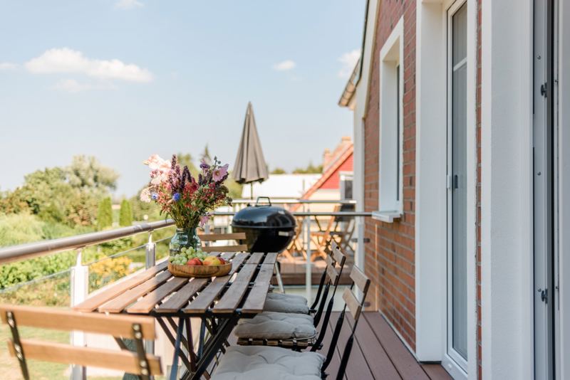 Möblierter Balkon (kein Grill)