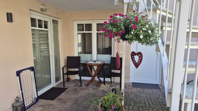 Teilweise überdachte Terrasse