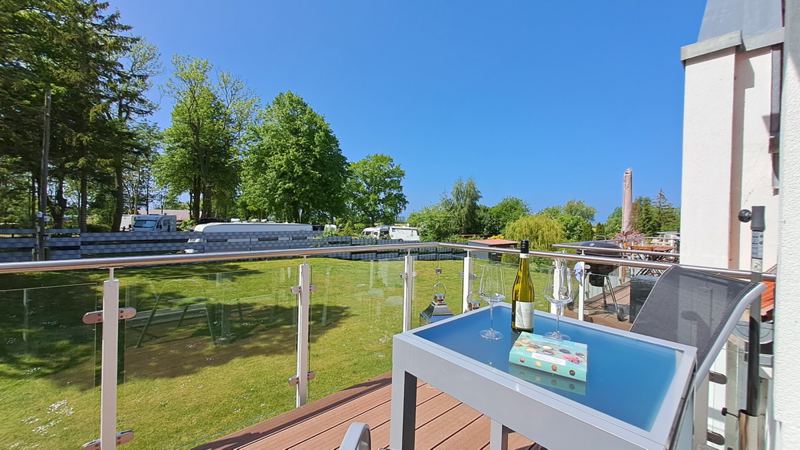 Möblierter Balkon mit kleinem Meerblick