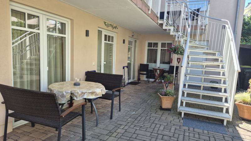 Teilweise überdachte Terrasse