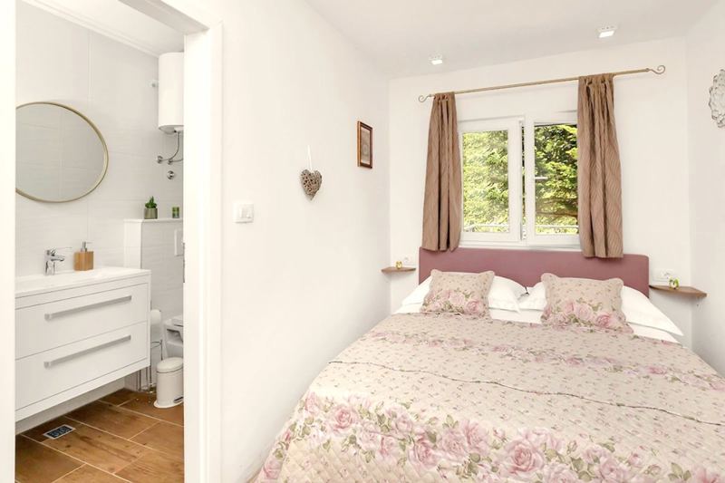 Schlafzimmer mit Doppelbett und Bad en suite