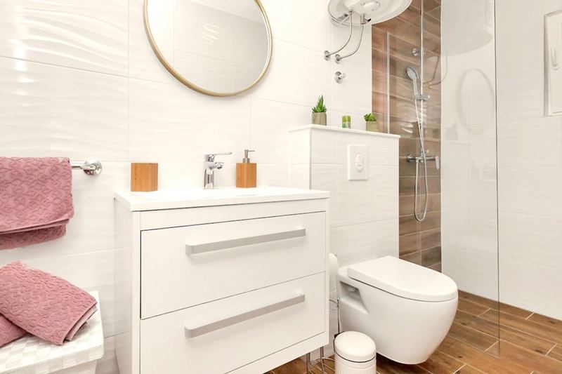 Die Villa in Dalmatien mit hellen und modernen Badezimmer
