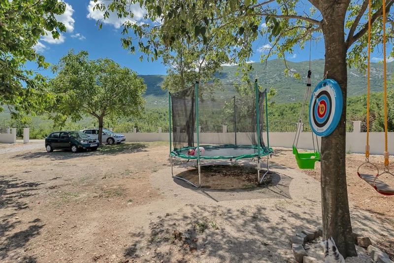 Auf dem Spielplatz können sichd die Kinder austoben