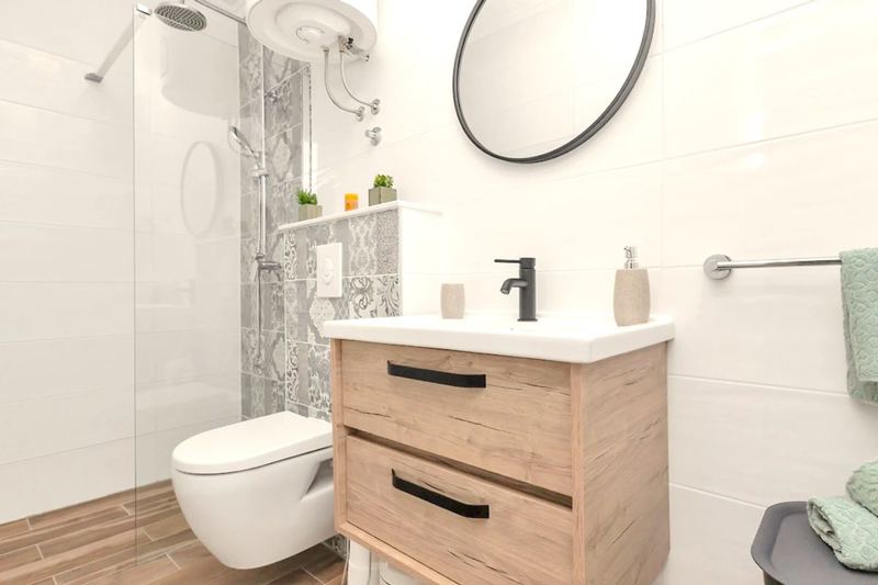Badezimmer mit Walk-In-Dusche
