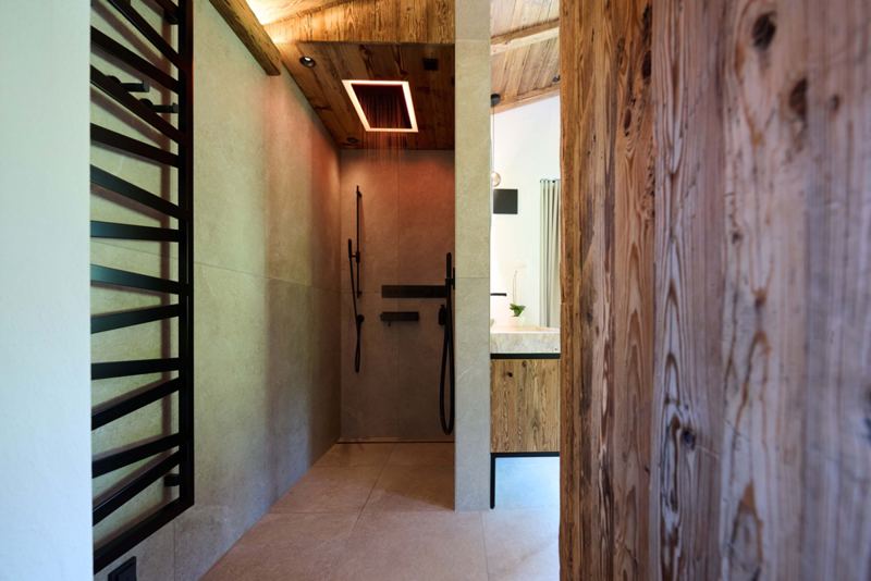 Badezimmer mit Walk- In- Dusche