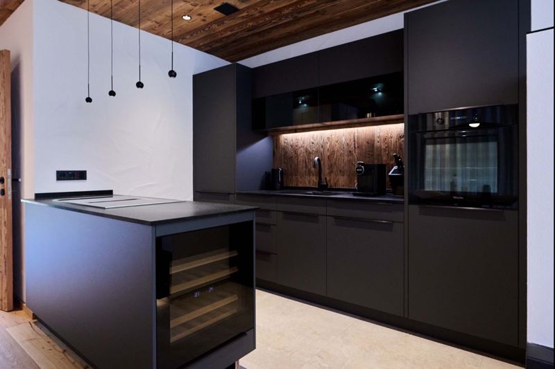 Küche mit Weinklimaschrank