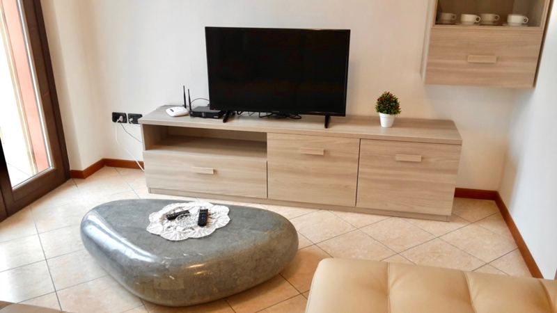 Modernes Wohnzimmer im Ferienhaus Casa Montecastello am Gardasee