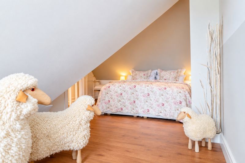 Das Schlafzimmer mit Doppelbett der Ferienwohnung in Morsum