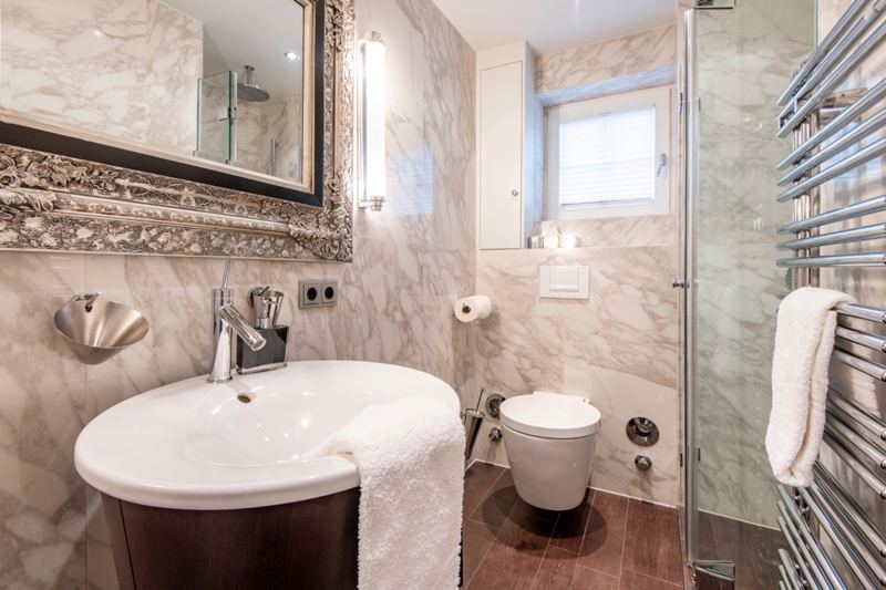 Modernes Duschbad mit Objekten des weltbekannten Designers Philippe Starck