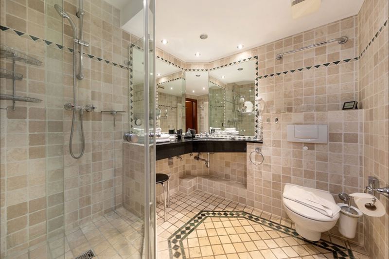 Das edle Badezimmer mit Dusche