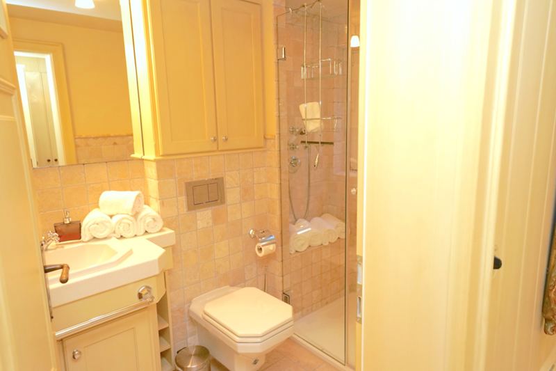 Die Dusche mit Sitzfläche 