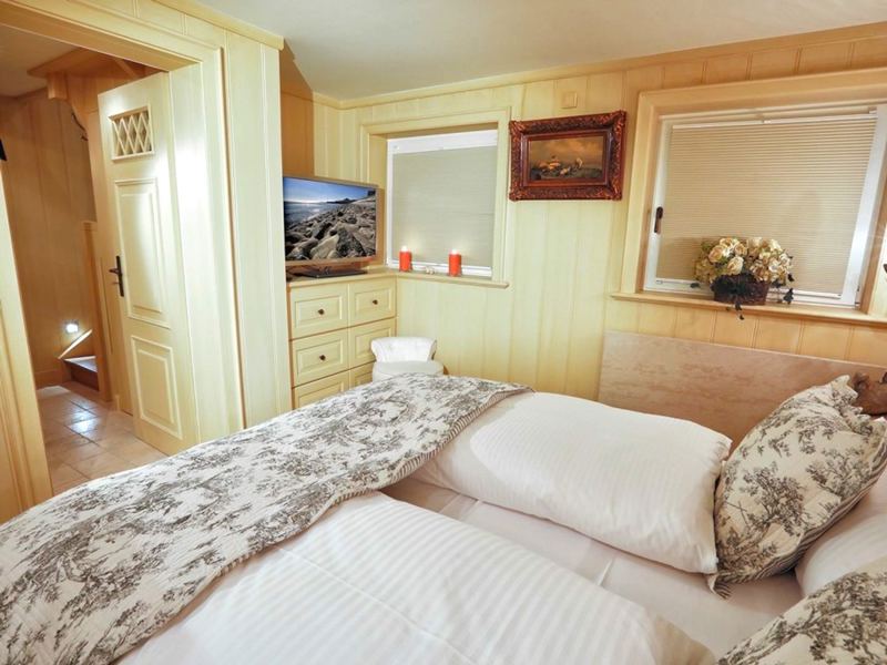 Beide Schlafzimmer sind mit hochwertigen Doppelbetten und einem Flatscreen ausgestattet