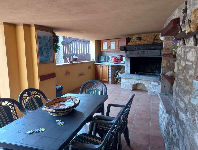 gemütlicher Patio mit Grill und Sommerküche
