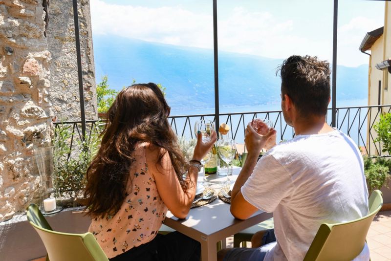 Genießen Sie einen atemberaubenden Blick auf den Gardasee