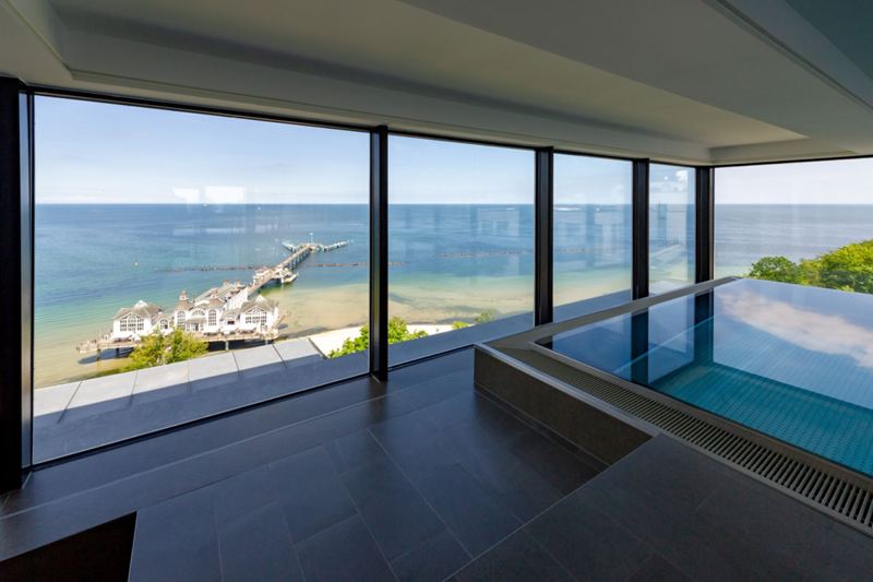 Spektakulärer Ausblick vom Infinity- Pool auf die Seebrücke und die Ostsee
