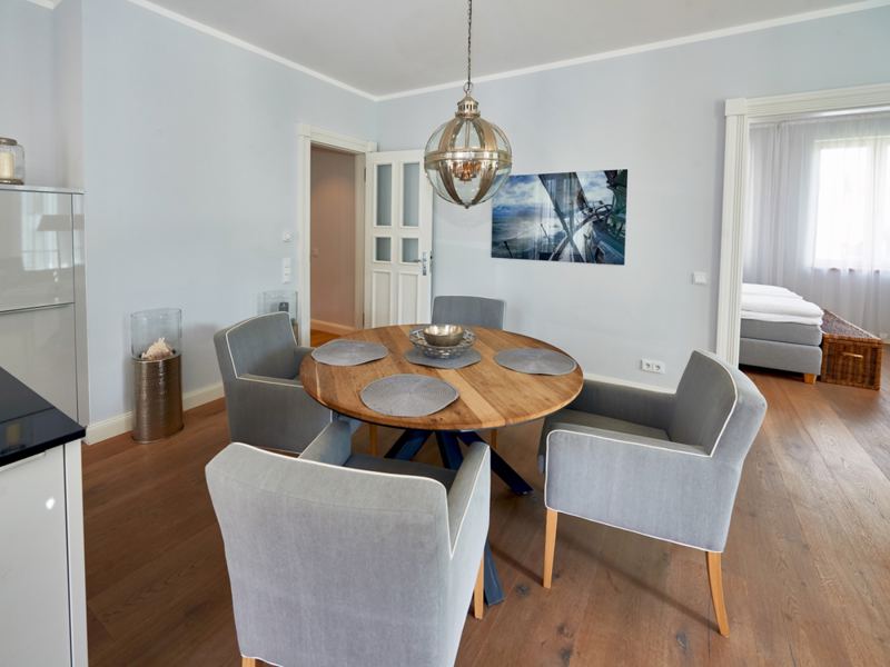 Der runde Esstisch ist perfekt für einen geselligen Abend