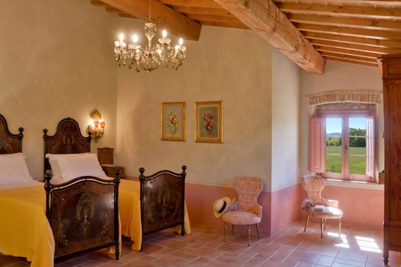 Zwei Einzelbetten im Schlafzimmer der Villa Gherardesca 