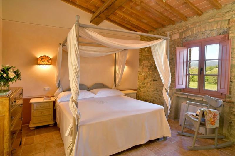 Ein Schlafzimmer mit Himmelbett in der Villa Gherardesca in der Toskana