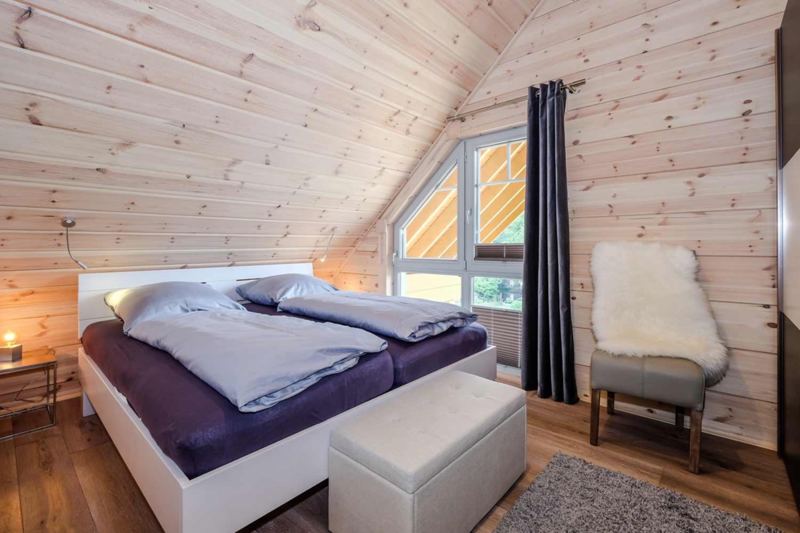 Die Schlafzimmer verfügen über ein Massivholzbett mit hochwertiger Matratze auf Comforthöhe