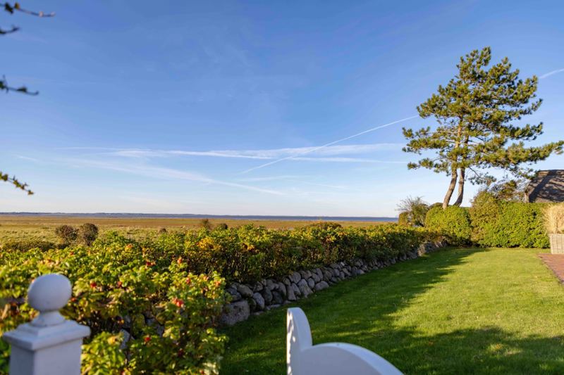 Der Blick vom Garten auf das Wattenmeer