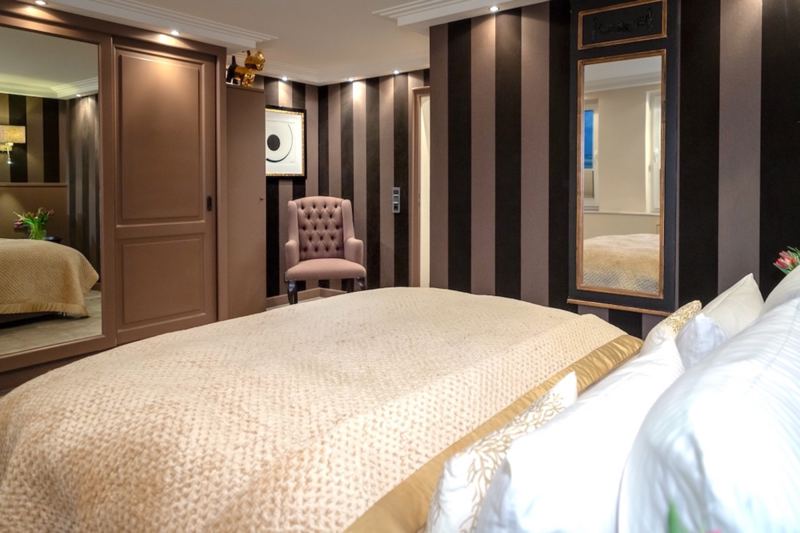 Ein Schlafzimmer mit viel Platz für Ihre Garderobe und einem Flachbildschirm